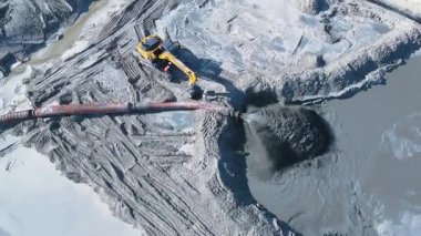 Santa Catarina sahilindeki deniz tabanından tortuları tarayıp pompalayan bir tarama aracı tarafından yürütülen kumsal şeridini genişletmek için çalışın..