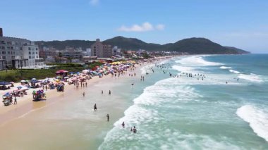 Florianpolis, Santa Catarina 'daki Ingleses plajının panoramik hava manzarası yaz sezonunda turkuaz mavisi deniz manzarası ile doludur..