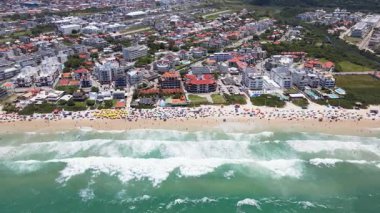 Florianpolis, Santa Catarina 'daki Ingleses plajının panoramik hava manzarası yaz sezonunda turkuaz mavisi deniz manzarası ile doludur..