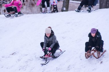 Zhytomyr, Ukrayna-11 Ocak 2016: kış aylarında Sledding