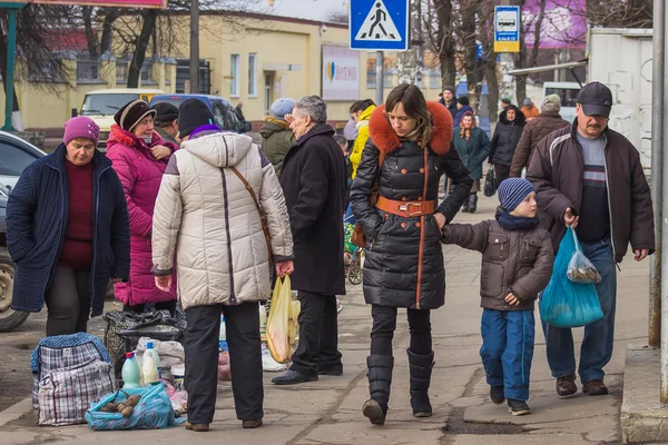 Zjytomyr, Ukraina - 23 februari 2016: Människor som gick på marknaden — Stockfoto