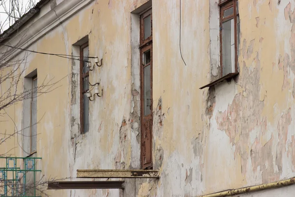 창문이 있는 오래 된 벽돌 건물 — 스톡 사진