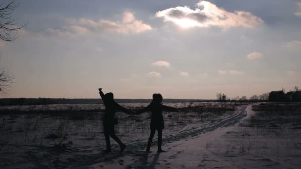 二人の少女が雪の上で踊って楽しく — ストック動画