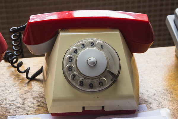 старинный телефон на столе