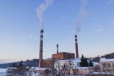 Kış günbatımı üzerinde duman ile tüp