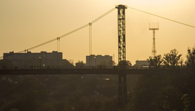 insanlar köprü üzerinden seyahat silüeti