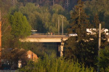 nehir kenarında köprü