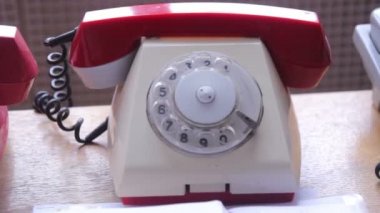 Masada antika bir telefon var.