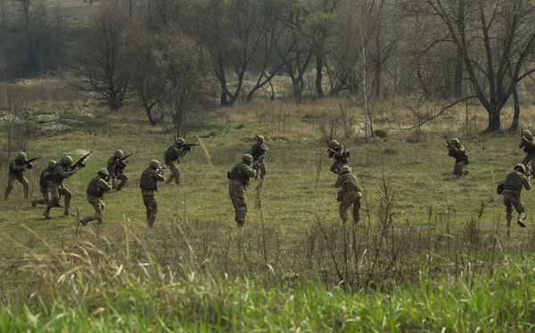 Soldater på taktiska övningar — Stockfoto