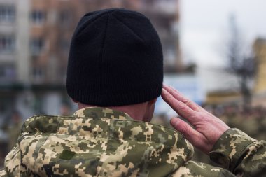 Askeri geçit töreninde selamlayan