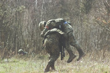 Askeri ayı yaralı arkadaşı geri