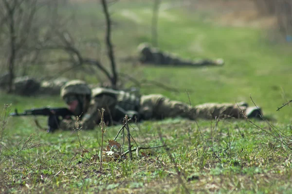 戦術的な練習で軍の兵士 — ストック写真