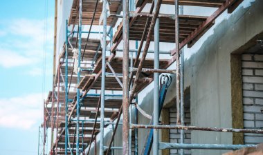 İnşaat alanında ahşap iskele. İnşaattaki tehlike işe yarıyor..