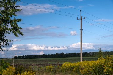 Uzak topluluklar. Elektrik direği fırtınadan sonra hayatta kaldı. Kasırga sırasında yüksek voltaj hayatta kaldı