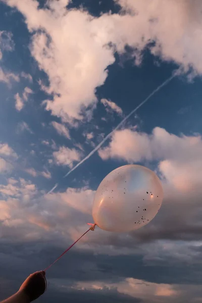 Silueta Mano Femenina Sosteniendo Globo Con Corazones Contra Puesta Del — Foto de Stock