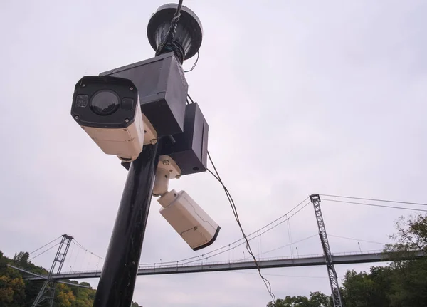Zamknij Widok Kamery Bezpieczeństwa Wiszącej Wśród Drutu Strzeżonym Moście Miejskim — Zdjęcie stockowe