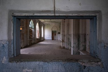Terk edilmiş evin içinde. Perdeli kırık pencereye bak. Grunge sahnesi.