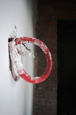 Yeni elektrik tesisatı, soket kutusu ve elektrik kabloları, yenileme konsepti. Elektrik kablosu kurulumu.