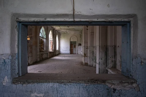 Egy Elhagyatott Házban Kilátás Törött Ablakra Függönnyel Grunge Jelenet — Stock Fotó