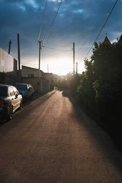 Jalan Desa Dengan Mobil Atmosfer Matahari Terbenam — Stok Foto