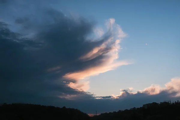 Sol Atrás Nuvens Céu Para Fundo Parece Com Dragão — Fotografia de Stock