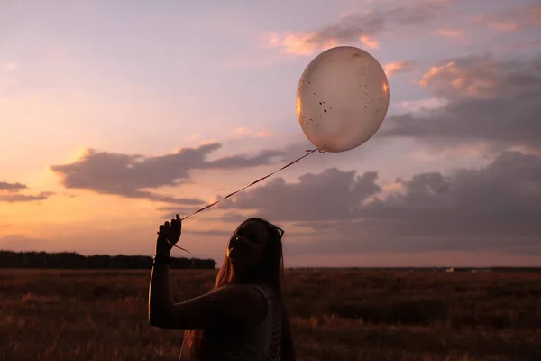 Silhouette Palloncino Femminile Con Cuori Contro Tramonto Cielo Viola — Foto Stock