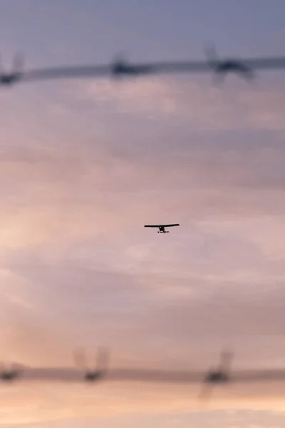 Avión Aterrizando Con Una Cerca Alambre Púas Primer Plano Fondo —  Fotos de Stock