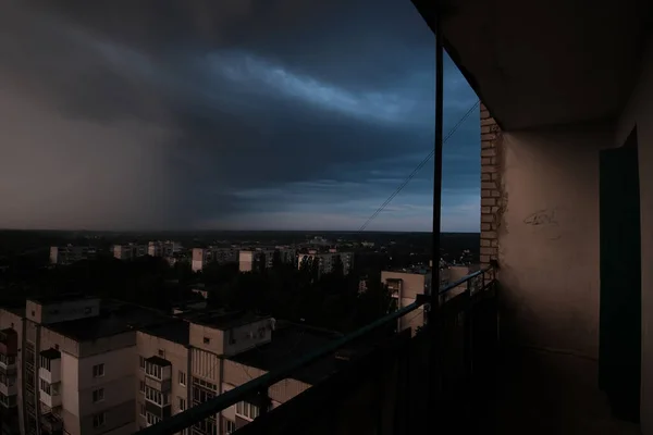 Nubes Oscuras Tormenta Verano Sobre Edificios Residenciales Ciudad Azoteas — Foto de Stock