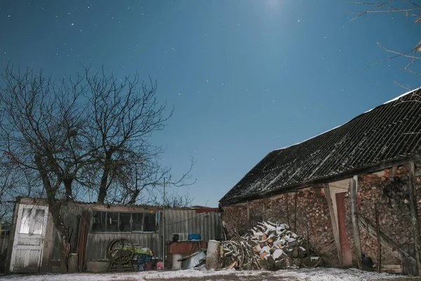 Estrelas Noite Sobre Casa Madeira Inverno Aninhado Neve — Fotografia de Stock