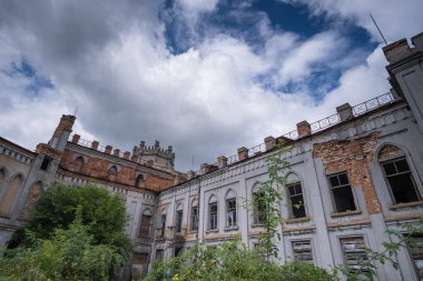 Tereschenko Sarayı 'nın arka bahçesi neogotik tarzda. Chervone, Zhytomyr oblast, Ukrayna