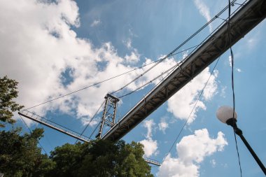 Köprünün altından geçerken gün ortasında bir sokak lambasıyla.