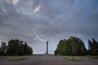 Zhytomyr 'deki Zafer Anıtı' nın manzarası. Bulutlu gökyüzünün manzarası.