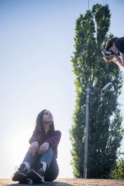 Zhytomyr Ukraina Juli 2020 Manlig Fotograf Fotograferar Kvinnlig Modell Gatan — Stockfoto