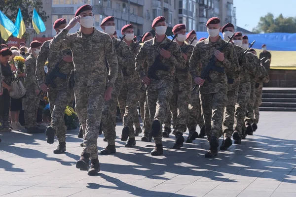 Zhytomyr Ucrânia Agosto 2020 Soldados Marchando Durante Desfile Militar Dedicado — Fotografia de Stock