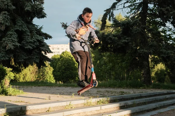Zhytomyr Ucrânia Agosto 2020 Menino Adolescente Ativo Feliz Dirigindo Com — Fotografia de Stock