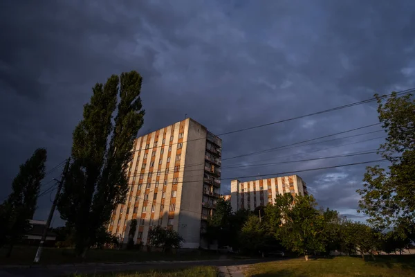 Luz Del Sol Naranja Una Antigua Ciudad Edificios Soviéticos Ciudad —  Fotos de Stock