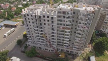 İnşaat alanında çalışan inşaatçılar. Hava görünümü