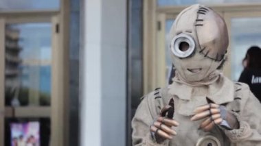 Zhytomyr, Ukrayna - 12 Ağustos 2019: Kostümlü Adam Akari Festivali 'nde Dans Ediyor