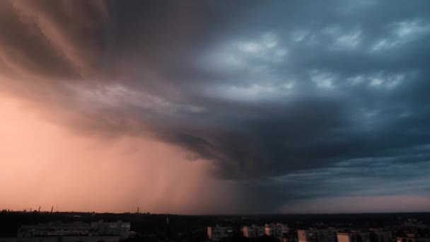 Nuages de tempête dramatiques se déversant sur la ville de Zhytomyr — Video