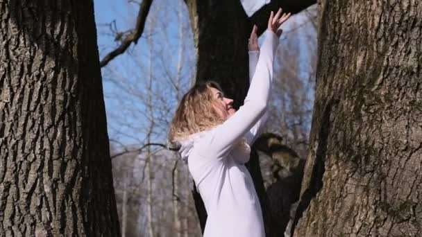 在绿树背景下跳现代舞的小女孩 — 图库视频影像