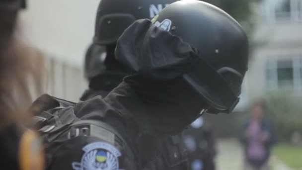 Żytomierz, Ukraina - 17 sierpnia 2019: Kosmetyczki w kostiumach policjanta — Wideo stockowe