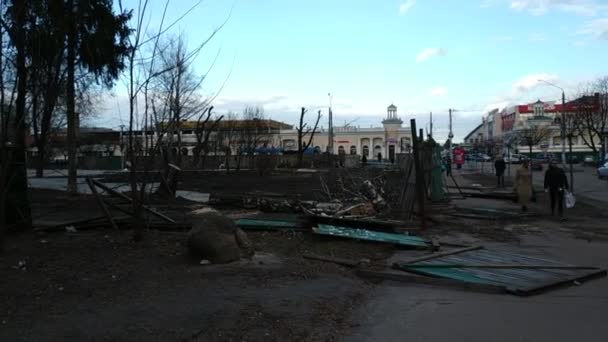 Zhytomyr, Ukrajina - 19. prosince 2019: padlý plot po silném větru — Stock video