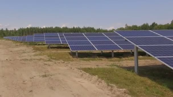 从无人驾驶飞机的角度拍摄草原中央数百个太阳能组件或太阳能电池板的空中镜头 — 图库视频影像