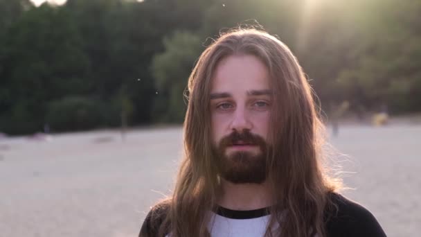 Close Retrato Belo Caucasiano Barbudo Jovem Com Cabelo Longo Fluindo — Vídeo de Stock