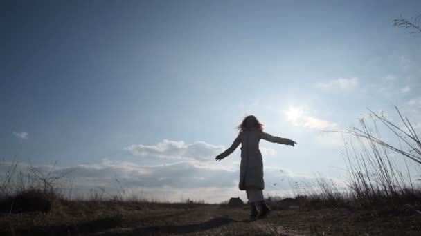 Silhouette Una Giovane Ragazza Che Balla All Aperto Durante Tramonto — Video Stock