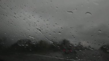 Bulanık akşam trafik aynası ve dışarıda yağmur var..