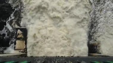 Baraj su ile dolup taşıyor. Su yüksekten düşer. Muazzam bir su basıncı..
