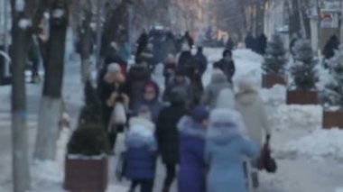Zhytomyr caddesinde yürüyen isimsiz bir kalabalık..