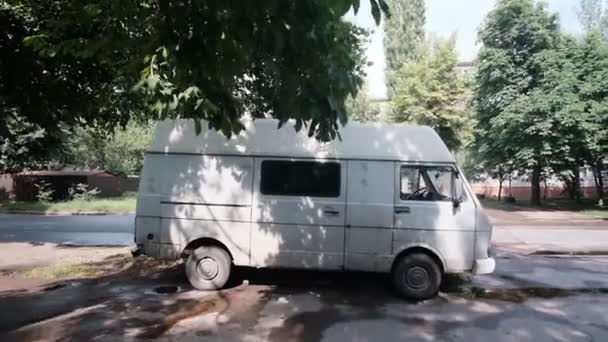 Крупним Планом Вид Старий Іржавий Білий Покинутий Автомобіль Мінівен Стоїть — стокове відео