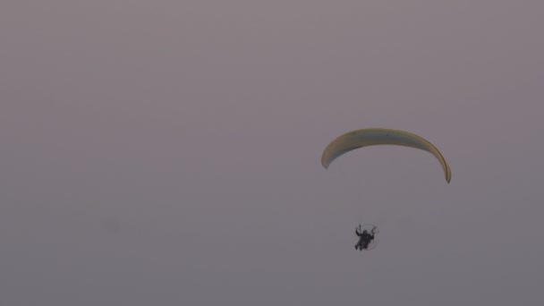 Mavi Gökyüzünde Motorlu Bir Paraglider Uçuyor — Stok video